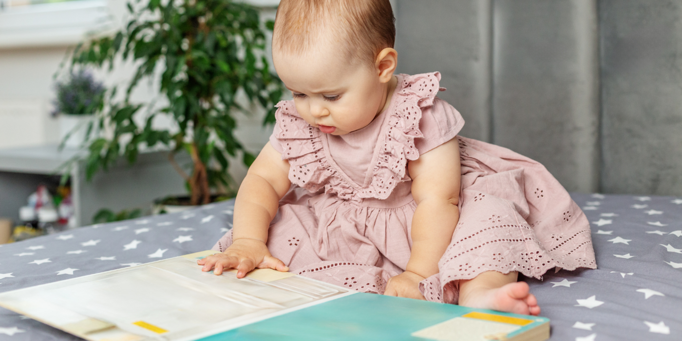 bébé qui lit