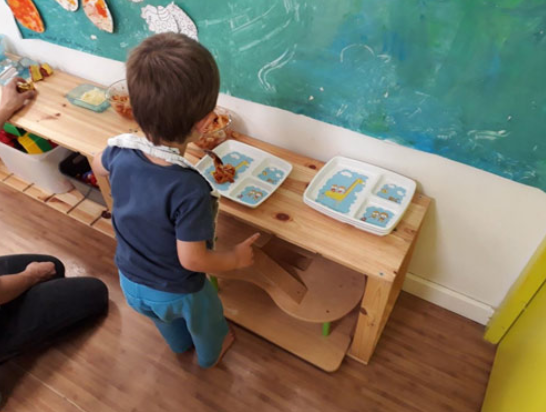 activité Montessori à table
