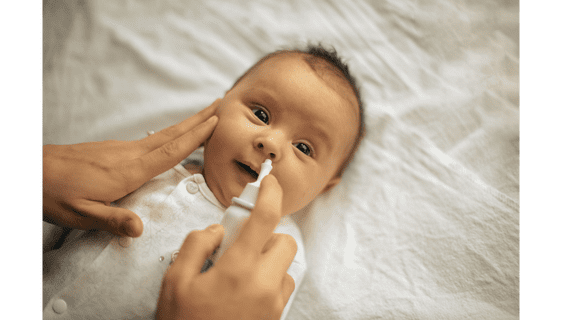 Familles: Rincer le nez de bébé à la seringue